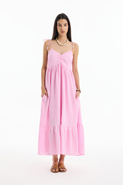 Quzu فستان طويل بحزام مطرز بخطوط رفيعة باللون الوردي