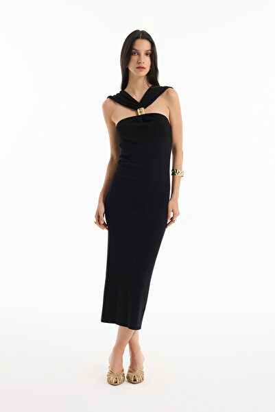 Quzu Дълга рокля със златен аксесоар, черна