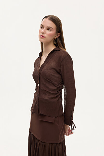 Quzu قميص شفاف بتفاصيل دانتيل برباط بني
