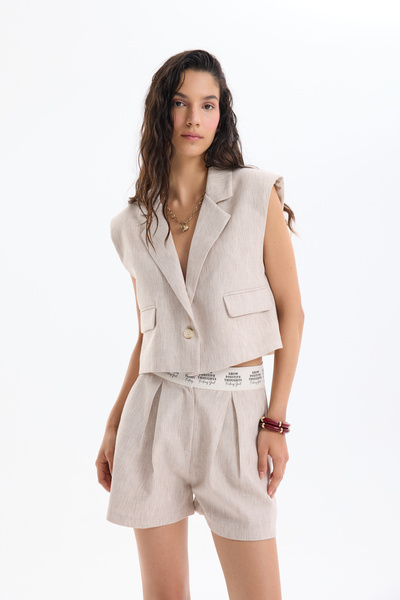 Quzu Beli Yazı Detaylı Pileli Mini Şort Naturel