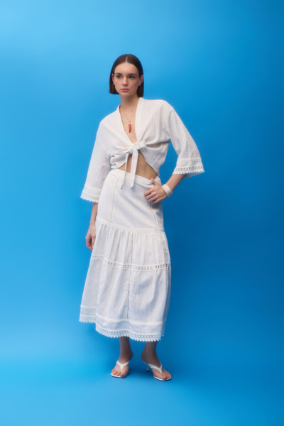 Quzu تنورة متوسطة الطول بتفاصيل دانتيل طبيعية