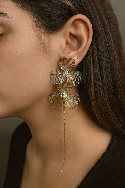 Gunessa Altın Renk Büyük Çiçek Kadın Küpe Hafif Tel Tasarım – Zarif ve Gösterişli