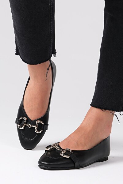 Mio Gusto Aretha Black Color Women's Flat Shoes with Chain Accessories and Blunt Toe