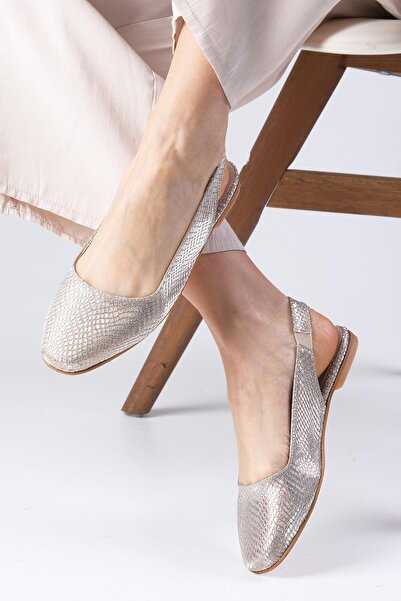 Mio Gusto Γυναικεία παπούτσια μπαλαρίνας με ανοιχτή πλάτη με μοτίβο από δέρμα φιδιού σε χρυσό χρώμα