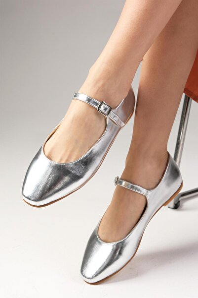 Mio Gusto Gillian Silver Color Blunt Toe Women's Ballerina Shoes