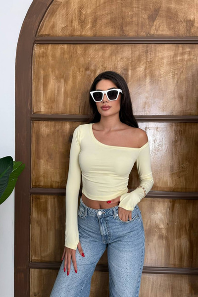 oshebu Sarı – Asimetrik Kesim Parmak Geçirme Detaylı Bluz