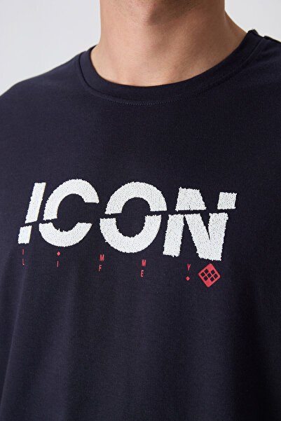 TOMMY LIFE Темно-синя бавовняна товста м'яка текстурована футболка з принтом великого розміру 88331