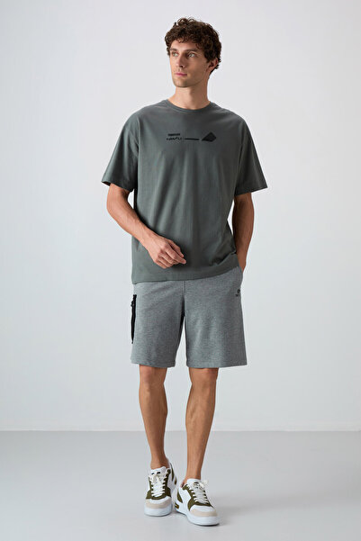 TOMMY LIFE Ανδρικό μπλουζάκι από χακί βαμβακερό χοντρό μαλακό ανάγλυφο με στάμπα μεγάλου μεγέθους - 88330