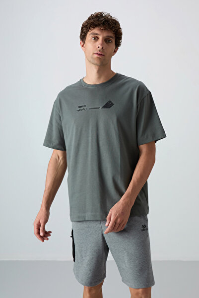 TOMMY LIFE Ανδρικό μπλουζάκι από χακί βαμβακερό χοντρό μαλακό ανάγλυφο με στάμπα μεγάλου μεγέθους - 88330