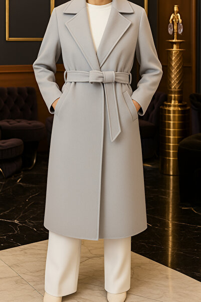 CurcunaShop Dlouhý zimní dámský kabát ke kolenům - šedý s podšívkou, páskem a kapsami