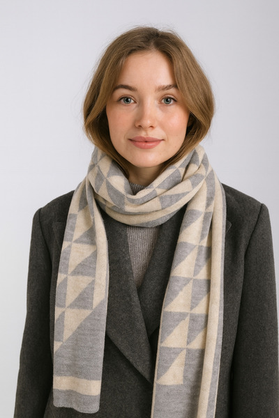 Butik Трикотажний шарф - з трикутним візерунком