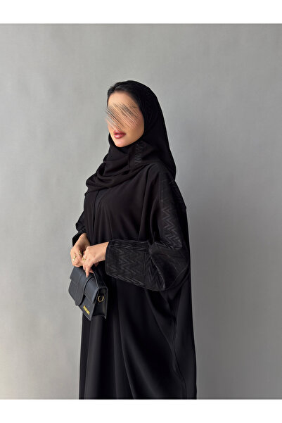 outline عباية سوداء مع اكمام مطرزة