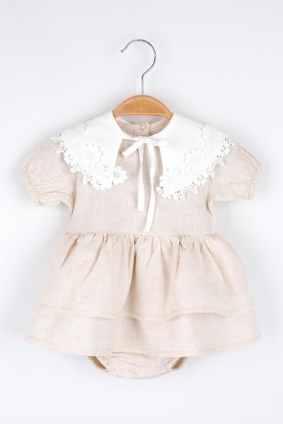 Le Mabelle Beigefarbener Baby-Overall für Mädchen mit Spitzenkragen – Diana