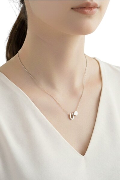 Alexis Carrel Çelik Zincirli Ü Harfli Kolye, Kalp Detaylı Gümüş Renk Harf Kolye