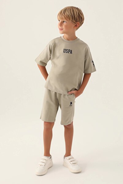 U.S. Polo Assn. بدلة برمودا للأولاد باللون الكاكي الفاتح المرخصة من يو إس بول...