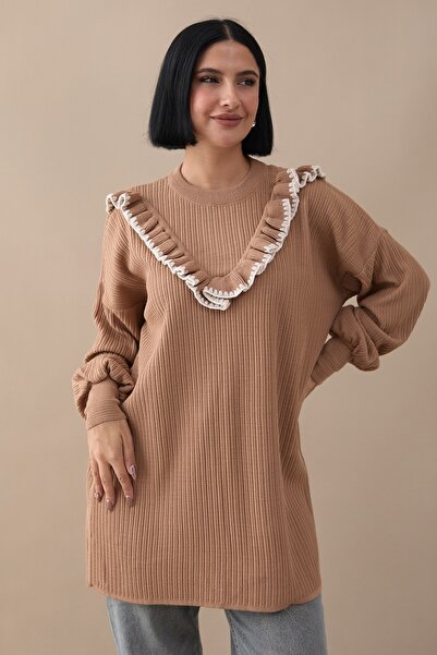 InStyle Πλεκτό πουλόβερ Camel - με βολάν και λεπτομέρεια ραφής