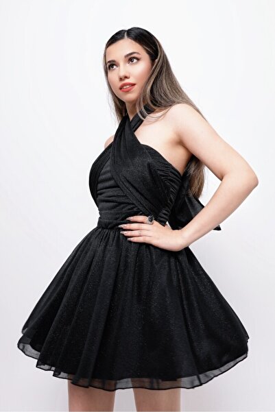 BERFUĞ KIRAN SİYAH STRAPLEZ BELİ KUŞAKLI SİMLİ MİNİ ELBİSE