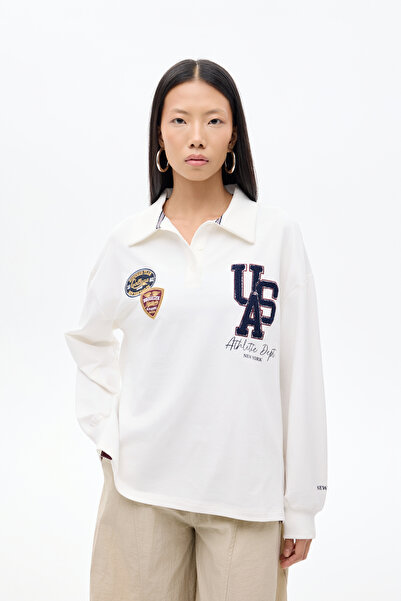 Quzu سترة رياضية كبيرة الحجم بياقة بولو مطرزة من أرما، لون إكرو