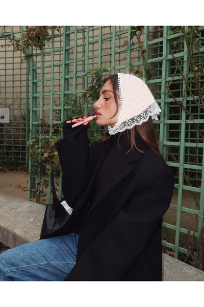 FloresDeCarnaval Vintage Lace Detailed Tie-Up Hair Cover/Shawl – Off-White