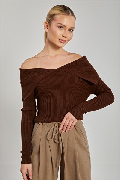 BARRELS AND OIL بدلة نسائية محبوكة من مادونا - بني مرير