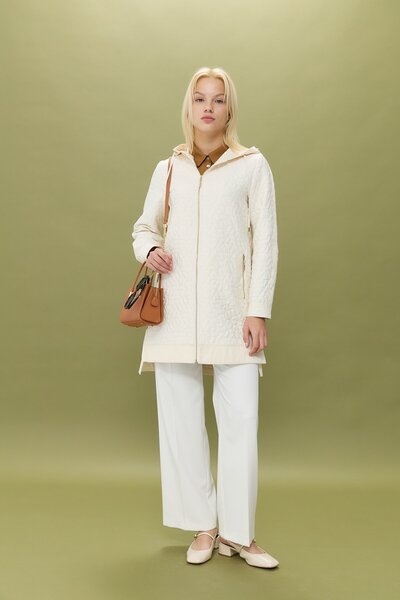 Nihan İnce Kapitone Aksesuar Detaylı Kapşonlu Kap Ekru