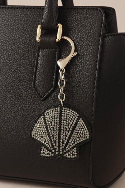 MD Moda Accessories سلسلة مفاتيح على شكل صدفة بحرية مرصعة بالأحجار