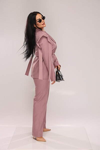 Pretty Women's office suit Trend