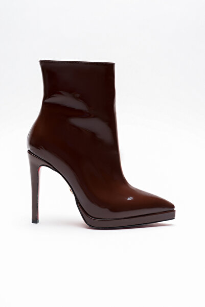 Ayakkabı Ateşi Γυναικείες μπότες με μυτερή μύτη με λεπτό τακούνι Accosie καφέ λουστρίνι