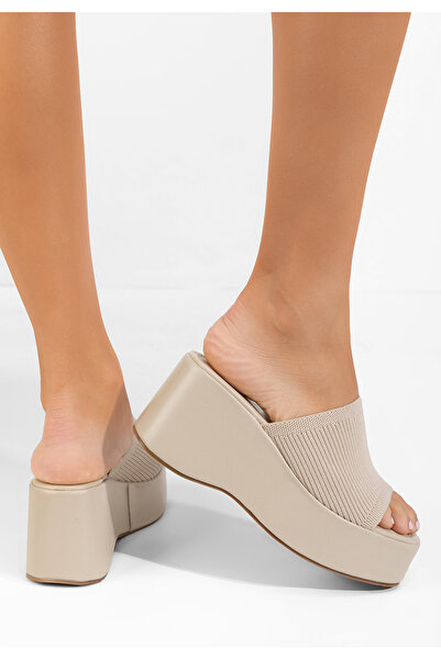 B T Shoes Béžové pantofle na klínku Yasmyne