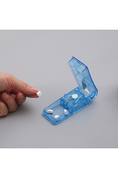 Flippy Flippy medicine cutter or shredder, non-toxic material, portable, blue