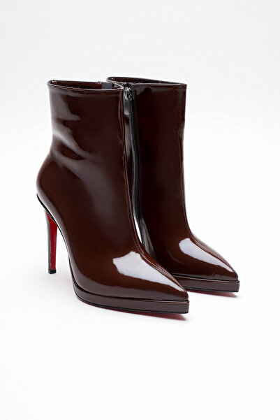 Ayakkabı Ateşi Γυναικείες μπότες με μυτερή μύτη με λεπτό τακούνι Accosie καφέ λουστρίνι