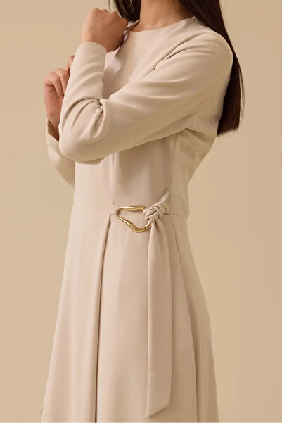 SEÇİL Γυναικείο φόρεμα μάξι σε γραμμή Α με μεταλλικά αξεσουάρ στη μέση - Μπεζ