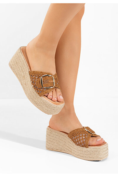 B T Shoes Camelové pantofle na platformě Jadora