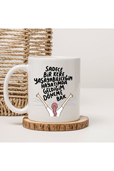 kubdekor أعدّد لذوقك الفرحة التي تأتي في مرحلة حياتي التي يمكنني أن أعيشها مرة واحدة فقط، كوب مكتوب عليه.