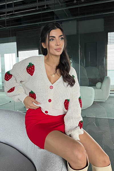 Noa Noa Kadın Çilek Desenli Kalın Örgü Hırka – Renkli Düğmeli & Yumuşak Dokulu