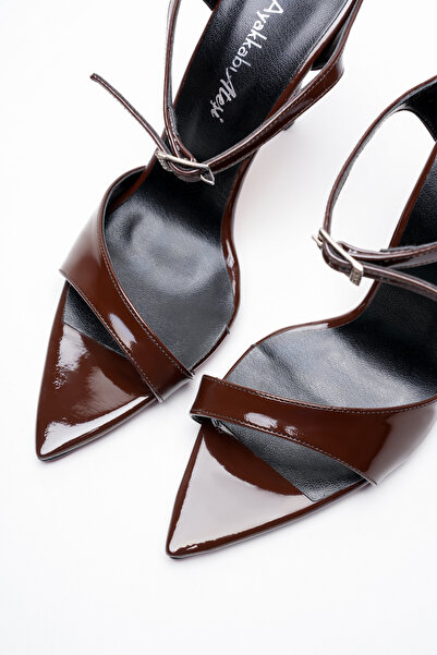 Ayakkabı Ateşi Women's Pointed Toe Summer Thin Heeled Shoes Yore Brown Patent Leather