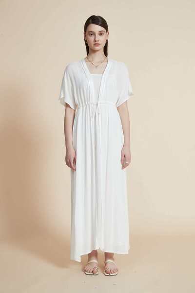 Yola فستان طويل سادة بفتحة رقبة على شكل حرف V وأكمام نصفية