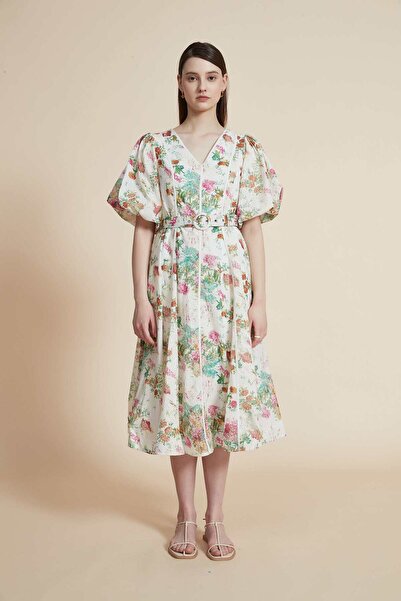 Yola فستان ميدي مزهر بأكمام نصف وفتحة رقبة على شكل حرف V