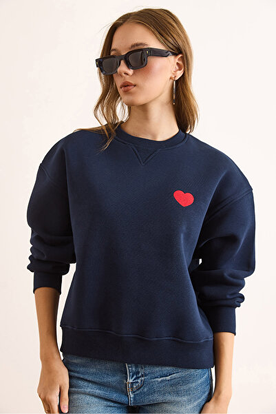 Olalook Kadın Lacivert Yaka Detaylı Kalp Nakışlı Şardonlu Kalın Sweatshirt SWT-19000741