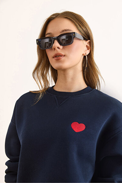 Olalook Kadın Lacivert Yaka Detaylı Kalp Nakışlı Şardonlu Kalın Sweatshirt SWT-19000741