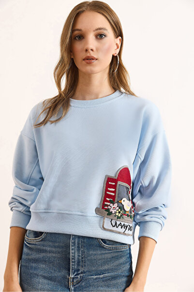 Olalook Kadın Bebe Mavi Aplike Detaylı Şardonsuz Kalın Crop Sweatshirt SWT-19000747