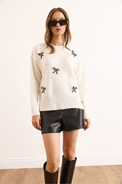 Olalook Pulover de damă ecru cu detaliu de fundă cu fante, cu textura moale KZK-19000991