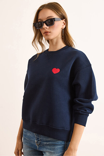 Olalook Kadın Lacivert Yaka Detaylı Kalp Nakışlı Şardonlu Kalın Sweatshirt SWT-19000741