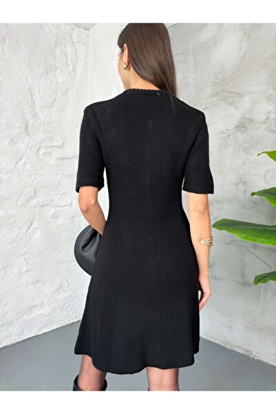 Elif Özbey Butik Μαύρο κοντομάνικο πλεκτό φόρεμα με χρυσά κουμπιά