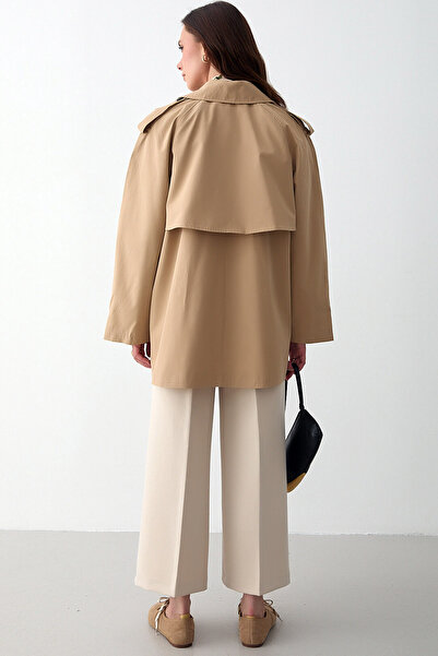 MissThetis Kruvaze Ceket Yaka Uzun Kol Düğmeli Çift Cep Kuşaklı Şık ve Cool Rüzgarlıklı Astarsız Kısa Trençkot