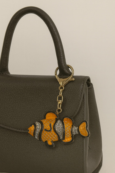 MD Moda Accessories سلسلة مفاتيح معدنية مع تمثال سمكة برتقالية وحجر