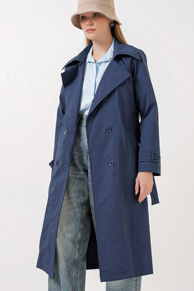 MissThetis Kruvaze Ceket Yakalı Uzun Kollu Cepli Düğmeli Kuşaklı Astarlı Şık ve Cool Midi Boy Trençkot