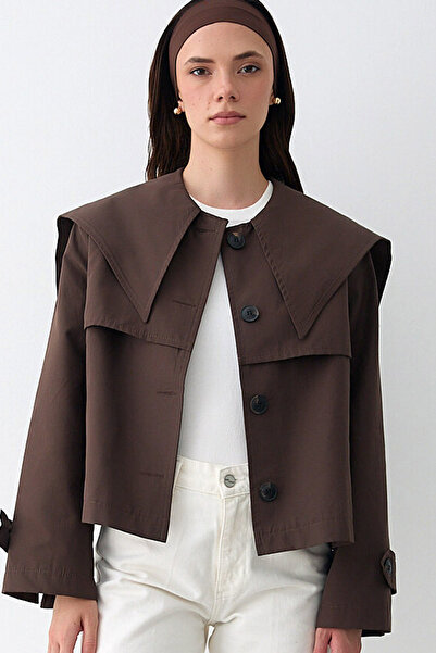 MissKybele Geniş Sakura Yakalı Uzun Kollu Düğme Kapamalı İki Yan Cepli ve Astarsız Tarz Kısa Trençkot