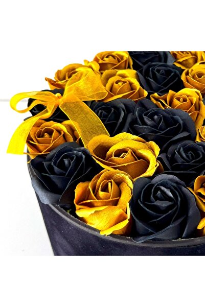 velve Aranjament floral Splendor, in cutie de catifea cu 25 trandafiri de sapun, Auriu-Negru