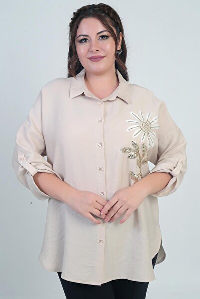 By Saygı Γυναικείο πουκάμισο με πτυχωτό μανίκι με απλικέ λουλούδια και σχισμές στα πλαϊνά σε μεγάλο μέγεθος